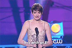 montyygreen:   18th Annual Critics’ Choice Awards || Anne Hathaway pointing out