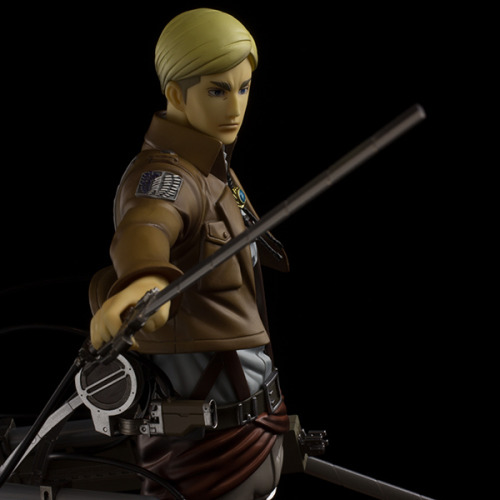 leviskinnyjeans:  Detailed Photos of Sentinel’s Erwin Smith Brave Act Figure The Brave Act Erwin Smith figure stands at 9.6 inches and comes with a cape, an alternate hair piece and face, 3D maneuver gear, two blades, and a weapon holding hand. After