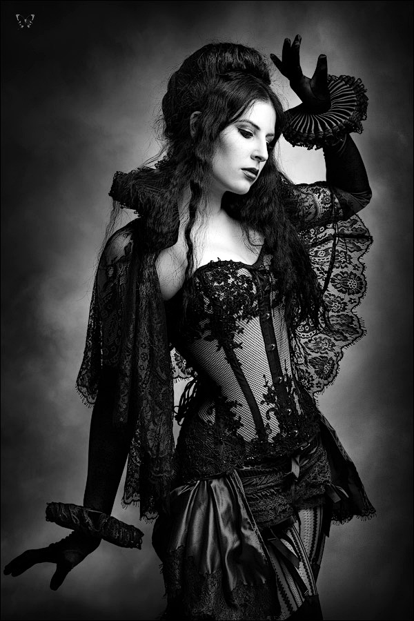 whitesoulblackheart:  No One Ever Sees by Aurelia-Isabella (Please leave credit … ƸӜƷ)