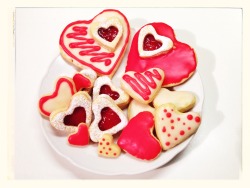 100niko:  Home made valenitnes cookies. But friends…don’t love and be loved just this day, do it all year long.