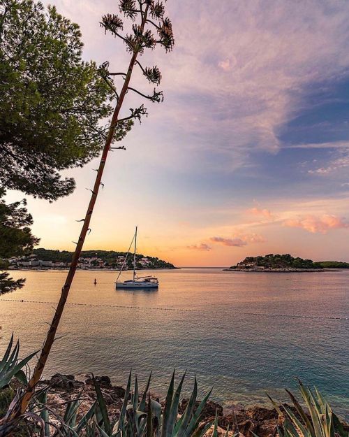 Mother Nature is the best artist  #Beautiful #colorful #Hvartown by: @joeweaver_photography . Hvar t