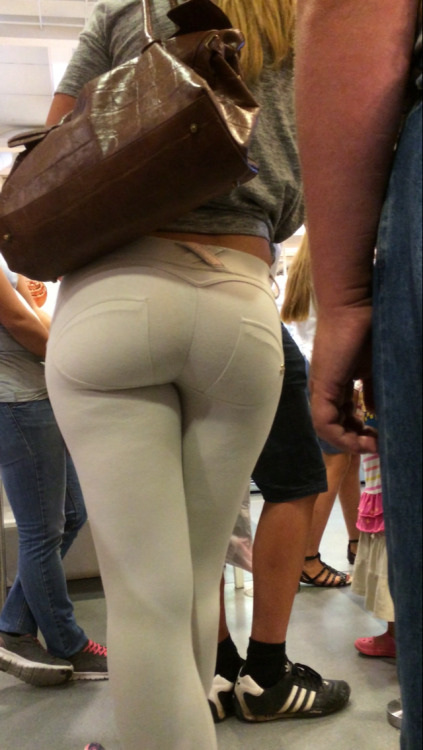 cheekpeekcandids:  Love the Pants!