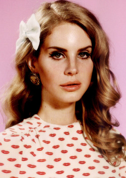 diamondsanddelrey:  marxistbarbie:  Lana