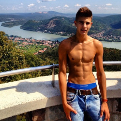 sagginboys:  Nice view. Love the blue briefs sagging 