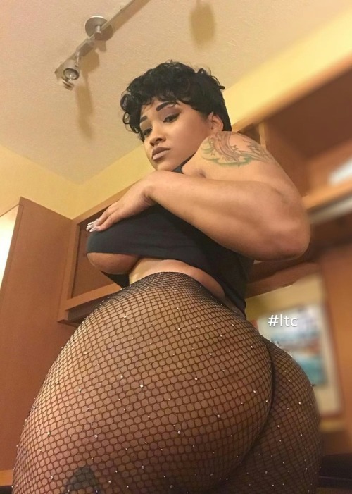 addicted2curvez:  #lovethemcurves #Curvz_Nation #curvology #damnsexy #nikiarenee  I would just love to see what that pussy looks like just one