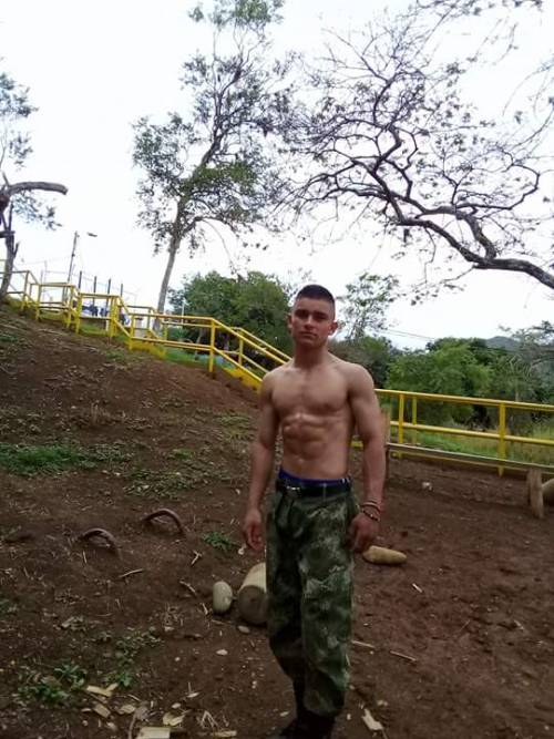 chicosmuycalientes:  Aporte, que delcia de papito y que rica verga. Militar  colombiano, heterosexual! Con novia, 25 años. Hermoso cuerpo y tremenda verga que se cargaManda tus aportaciones a pajaroparao11@hotmail.com o mensaje directo