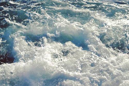 It comes and goes in waves. #norway #senja #grunnfarnes #beautiful #breathtaking #amazing #ocean #se