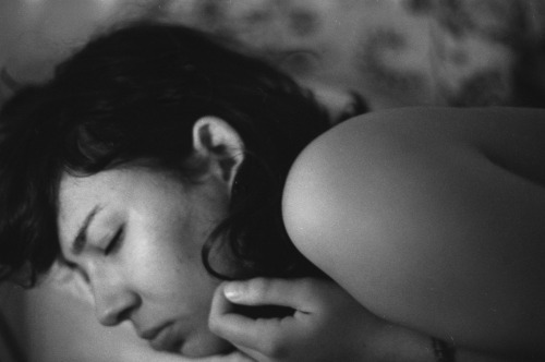 dimitrifraticelli:  Isabel sleeping Winter 2014Ilford HP5+