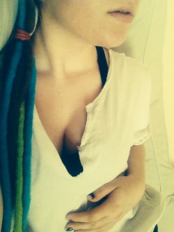 haltdochmaldiefressejetzte:  Dreads and boobs