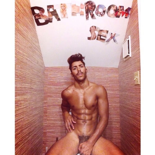 dominicanblackboy:  Gorgeous moments of sexy hot Naked body Artist Ledom!!!!!!