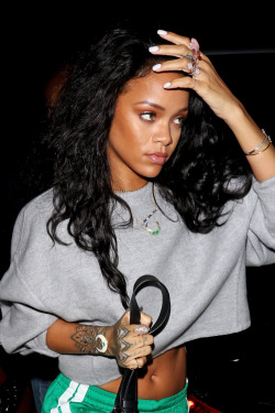 smokingsomethingwithrihanna:  Out And About