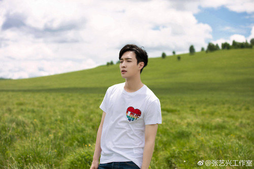 dailyexo: Lay - 180709 Zhang Yixing Studio’s weibo update: “今晚，张艺兴 在草原给大家寄出最深的想念。&rdquo