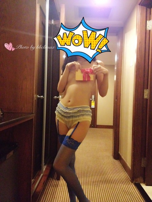 xingtongmolu: 感谢@bbclimax 投稿： 汤友哥哥送的小礼物，小母狗好开心啊。让小母狗把房门打开背对着走廊拍照，正是中午退房的时间，明知道会被看到，小母狗心里还是好兴奋。拍完照哥哥拿