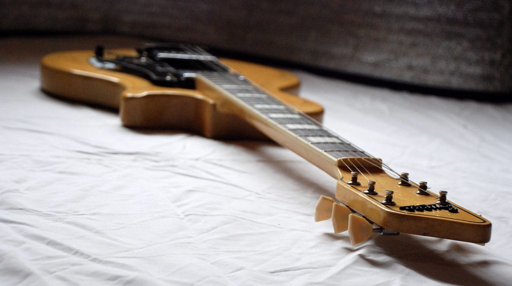 mmguitarbar:  thatsthegearblog:  1961 Supro Val Trol  I always forget about the wooden