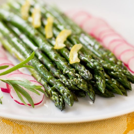 jamieskitchenblog:  Lemon Garlic Asparagus.Source. 