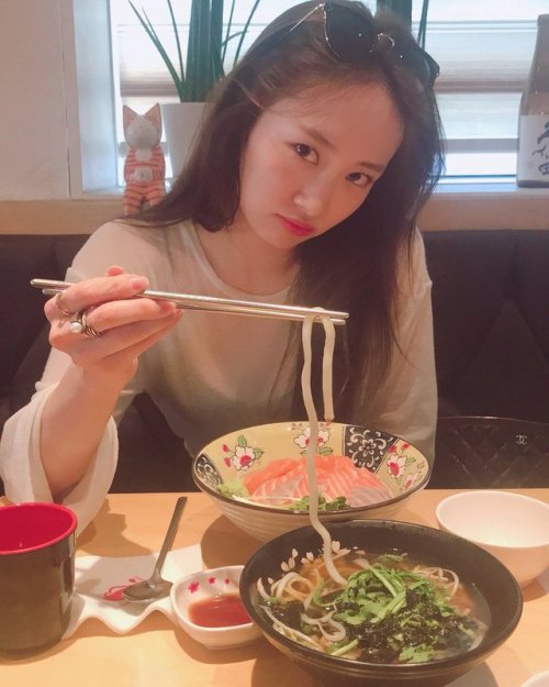 fy-jungnicole:(180425) nicole__jung: 밥먹기힘들다…맛있지만 ☺️