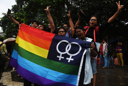 thorsbian: chaoticgoodhaberdasher: buzzfeedlgbt: People took to the streets in celebration in India 