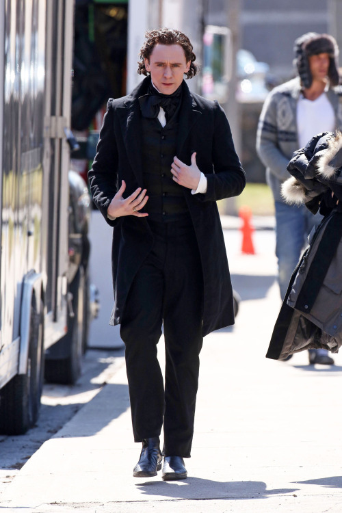 vigwig: spooky-action-at-a-distance: torrilla: Tom Hiddleston films scenes for the new horror movie 