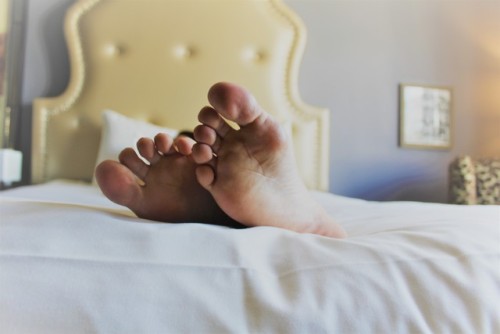 mygfssexyfeet: We walked all day long though the city. Her feet beat up and in need of a massage. Wh