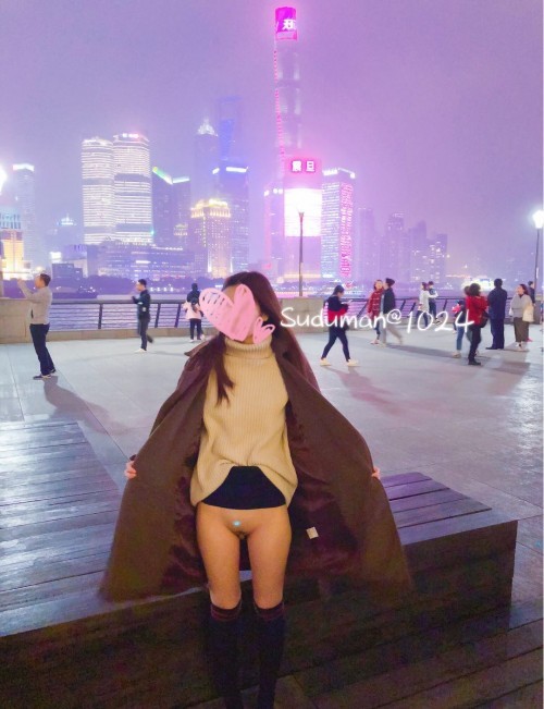 fuli-girl: fuli-girl:  带女友在上海外滩露出   回酒店接着玩。开着房门，让小骚货撅着屁股趴着，对面要是一开门。。。跑都跑不了 。  精品资源汇总导航帖