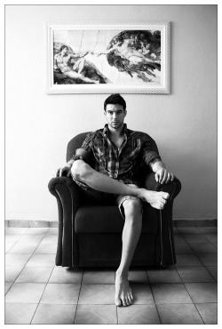 diggin-that-dude:  Bernardo Velasco  Look at those beautiful feet!