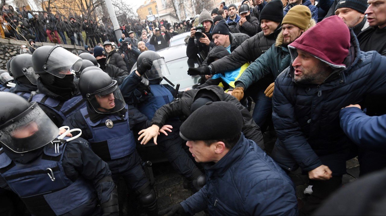 LIBERADO POR EL PUEBLO. El expresidente georgiano y exgobernador de la región ucraniana de Odesa, Mijeil Saakashvili, fue detenido sobre el techo del edificio que habita en Kiev, desde donde amenazó con lanzarse al vacío, luego de que los servicios...