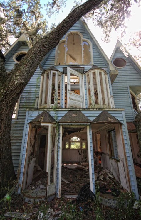  An abandoned Victorian tree house somewhere in South Florida 