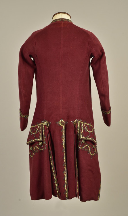 historicaldress:GENTLEMAN’S EMBROIDERED WOOL COAT, 1780Plum velour decorated with cream satin appliq