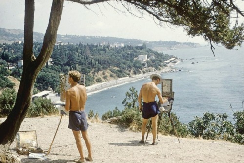 sovietpostcards:Painters in Simeiz, Crimea. Photo by Howard Sochurek (1958)Времена, когда люди делал