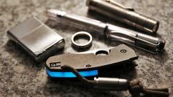 cuscadi:  An amazing shot of our blue glow in the dark spacers for the spyderco techno.