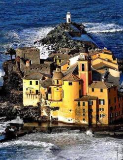 madonnaliberaprofessionista:  placidiappunti:   Camogli (via Italy Art &amp; Architecture)  (prostata)  Land of Panino. 