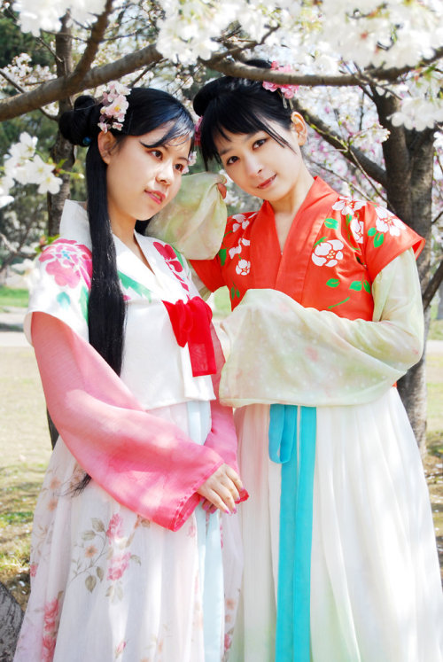 moonbeam-on-changan:;D Chinese girls wearing hanfu of Tang dynasty style. Photos by Qinghuige(清辉阁). 