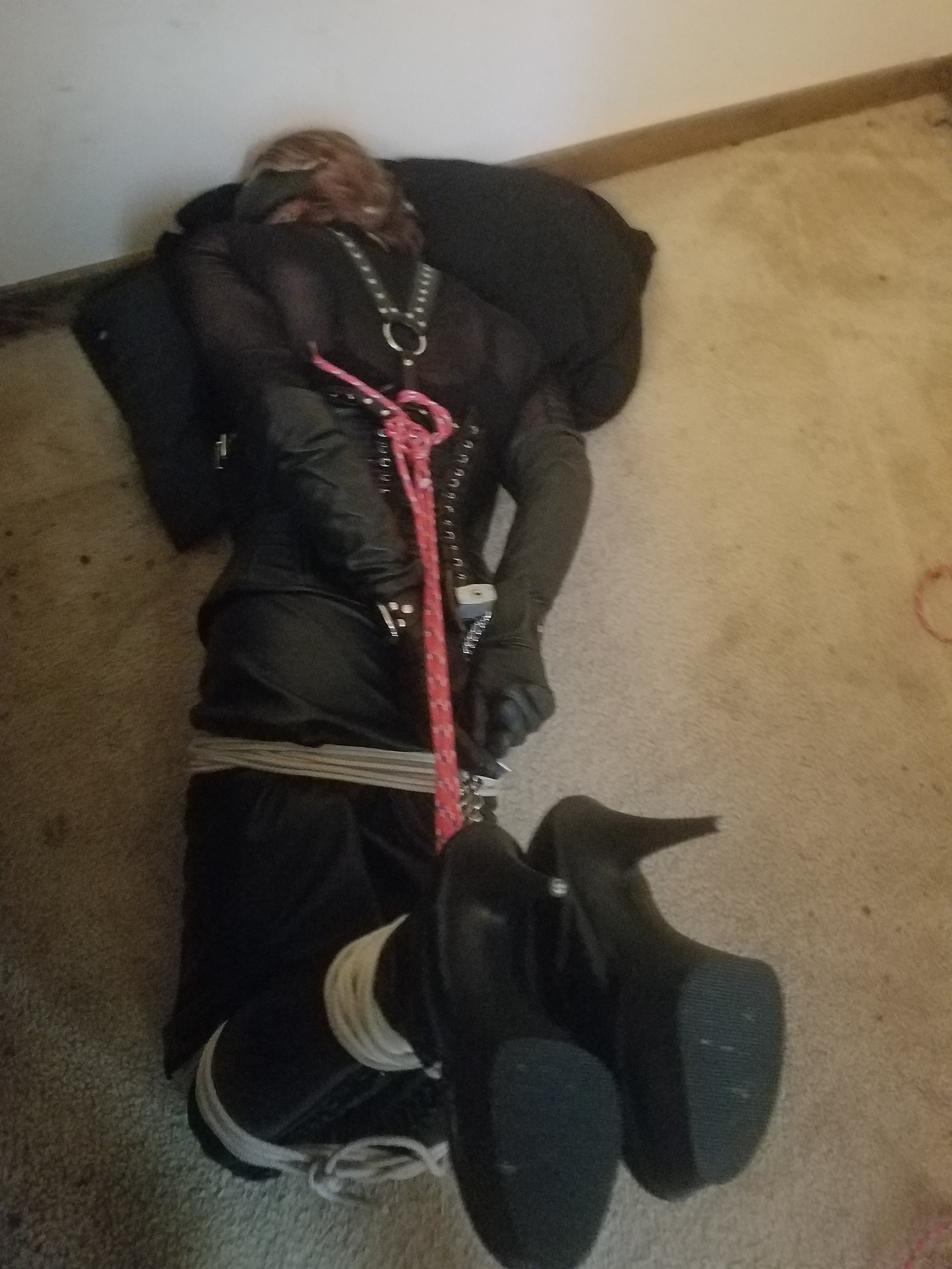 slavenikkibound:Nikki does a selfbondage hogtie at 4 because Mistress won&rsquo;t