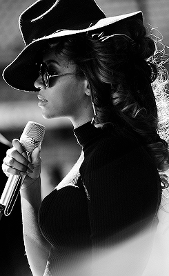 life-of-beyonce:   Bey x Nicki (On The Run Rehearsals) 