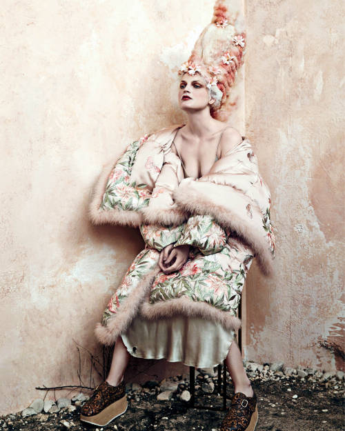 felixinclusis:photographicpictures: Guinevere Van Seenus by Bjorn Iooss - Alexander McQueen Fall 2016. CR Fashion Book, October 2016