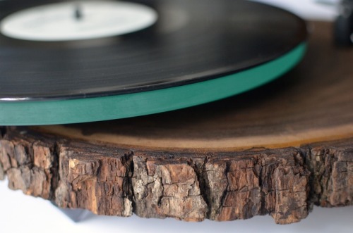 mymodernmet:Beautiful Naturalistic Turntables Made from Black Walnut Trees by Silvan Audio Workshop