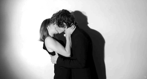          Emma Roberts & Evan Peters   hIS HANDS WHAT   and that is how you hold a girl     