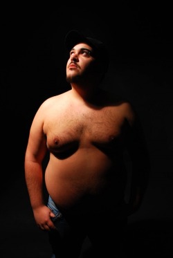 chubpornlover:  xplodan:  Beautiful: lighting, exposure, framing, subject, and pose.  gordo mirando al sudeste 