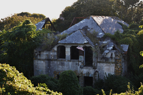 dedicatedtodecay: www.dedicatedtodecay.tumblr.com Old carriage house left to be raclaimed by the wil