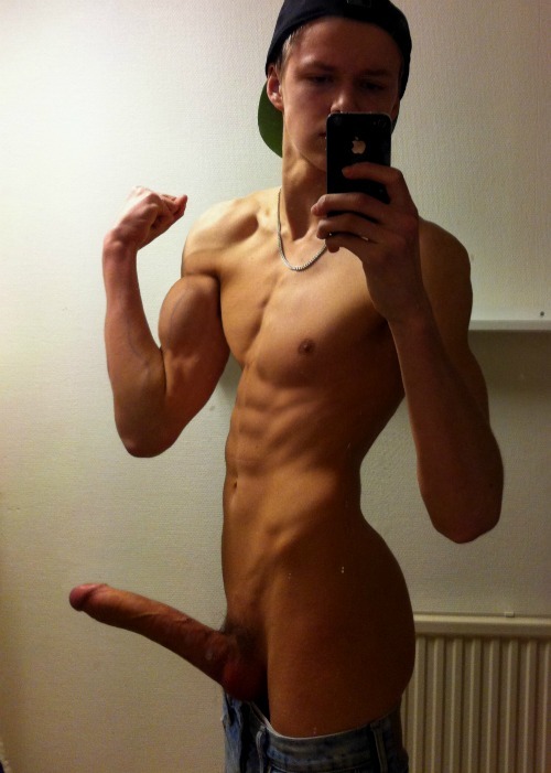 straightguynaked:  More Straight Guys Pics and Videos at http://guystricked.com/
