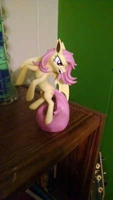 0buddha:  After months of waiting, the Flutterbat I pre-ordered from welovefine finally came in and I could not be happier. Just look how cool she is! Even the box she came in is freakin’ awesome AND there’s a very neat Fluttershy/Flutterbat metal