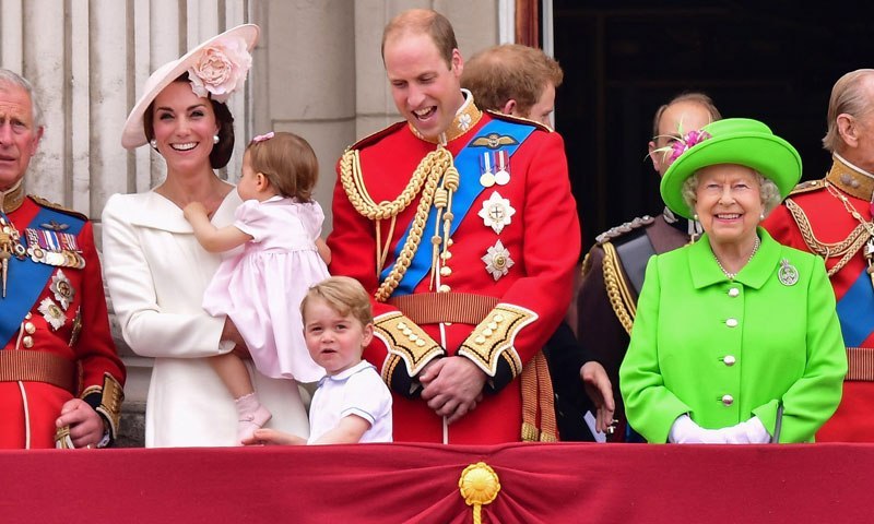 The Queen Wore a ‘Green Screen’ Outfit and the Internet Went to Town