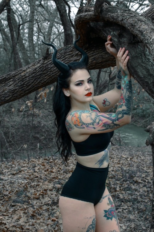 LadyLove Suicide / Monica Zamora