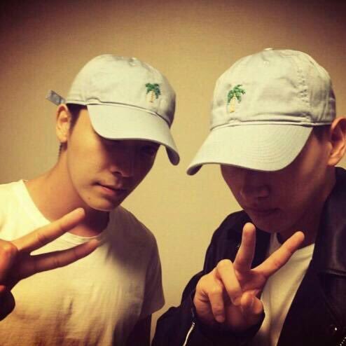 EVEN IN ALL THESE PICS HYUK IS ALWAYS ON HAE’S LEFT AND HAE ON HYUK’S RIGHT~