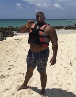 dabearstash:  tmckenzie85:  Beach muscle