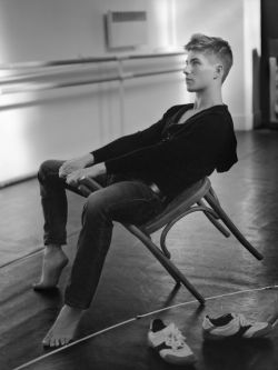 Ladnkilt:  The Male Pedes (Feet) And Digiti (Toes)…  The Young Male Dancer…