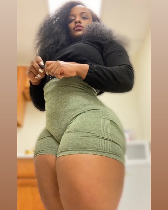 fletchertrowan:gorgeouswomen19:Love THICK THIGHS