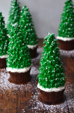 thecakebar:  Christmas Tree Cupcakes  {click