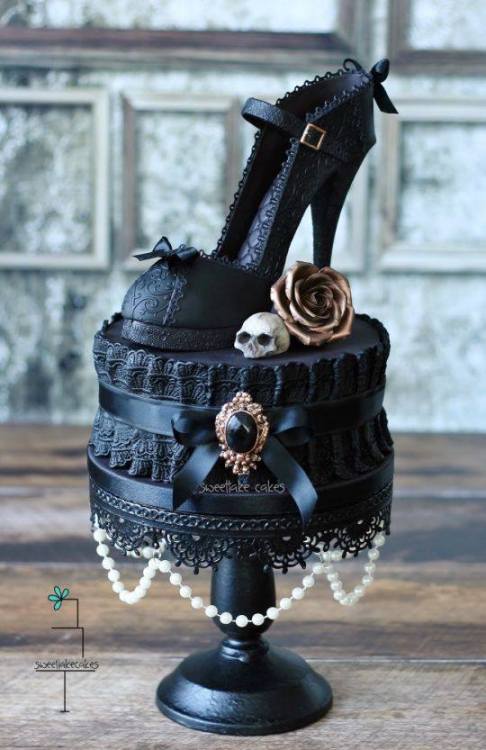steampunktendencies:  Steampunk & Gothic Wedding Cakes by SweetLake Cakes
