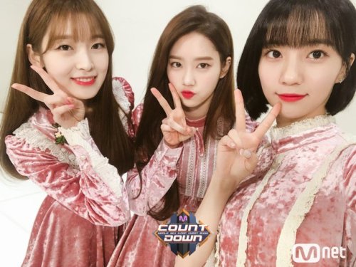 @MnetMcountdown: 1월 둘째 주! #엠카운트다운 최초 공개 주인공 #오마이걸 소녀소녀의 #비밀정원~이 오늘 저녁 6시 #엠카 무대 위 활짝 열립니다! 마음을 간질간질하